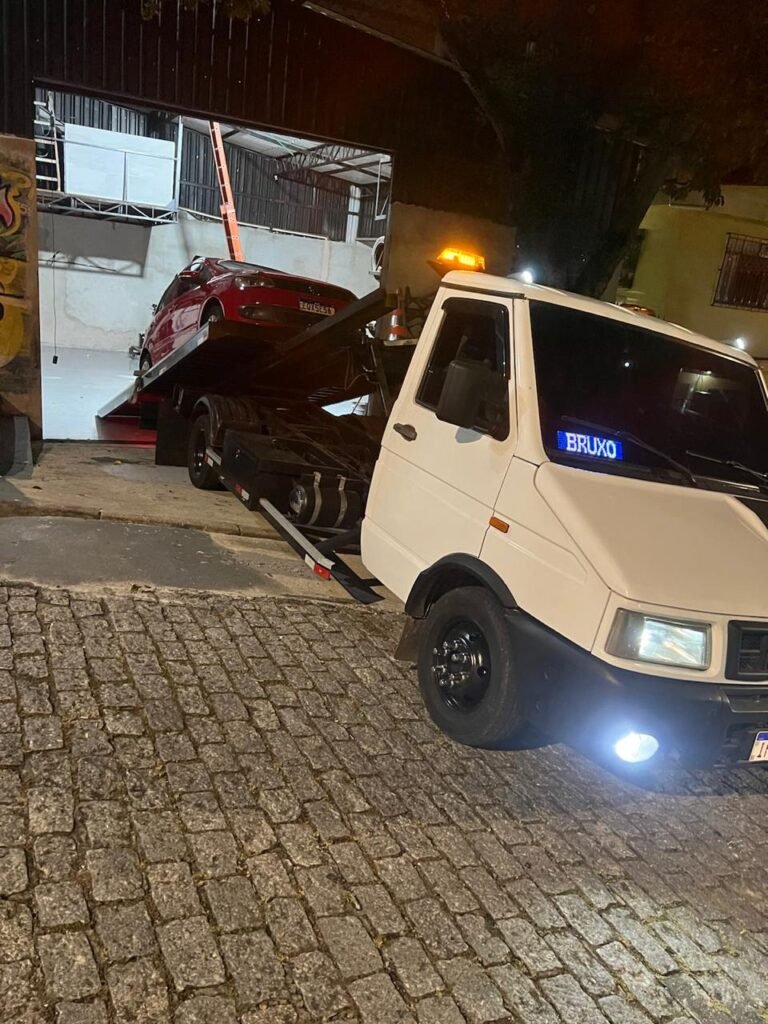 Guincho leve, médio e pesado. Atendimento a carros, motos e utilitários. Remoção de veículos acidentados.